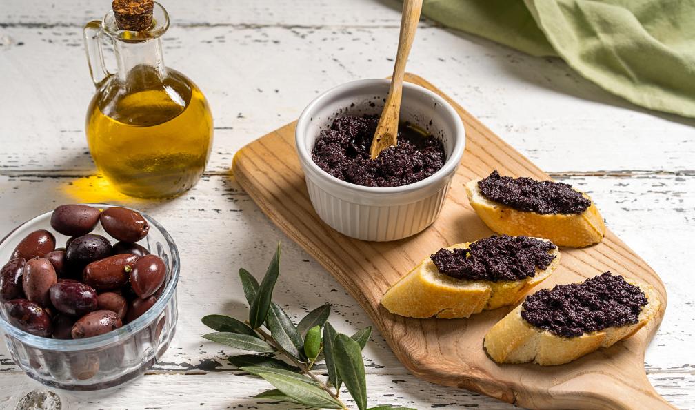 TATIANA Z - stock.adobe.com - La tapenade, purée d'oviles à tartiner, gastronomie provençale, France - Le Luberon, senteurs de Provence - 5