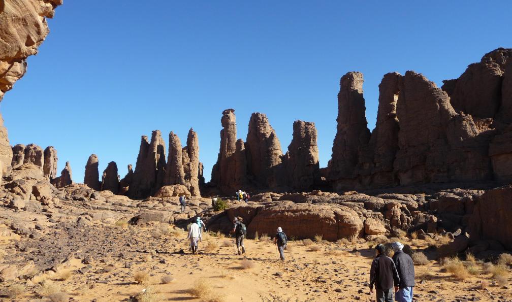 Randonneurs et aiguilles rocheuses, Tassili n'Ajjer, Algérie. - Traversée du Tassili N'ajjer - 2