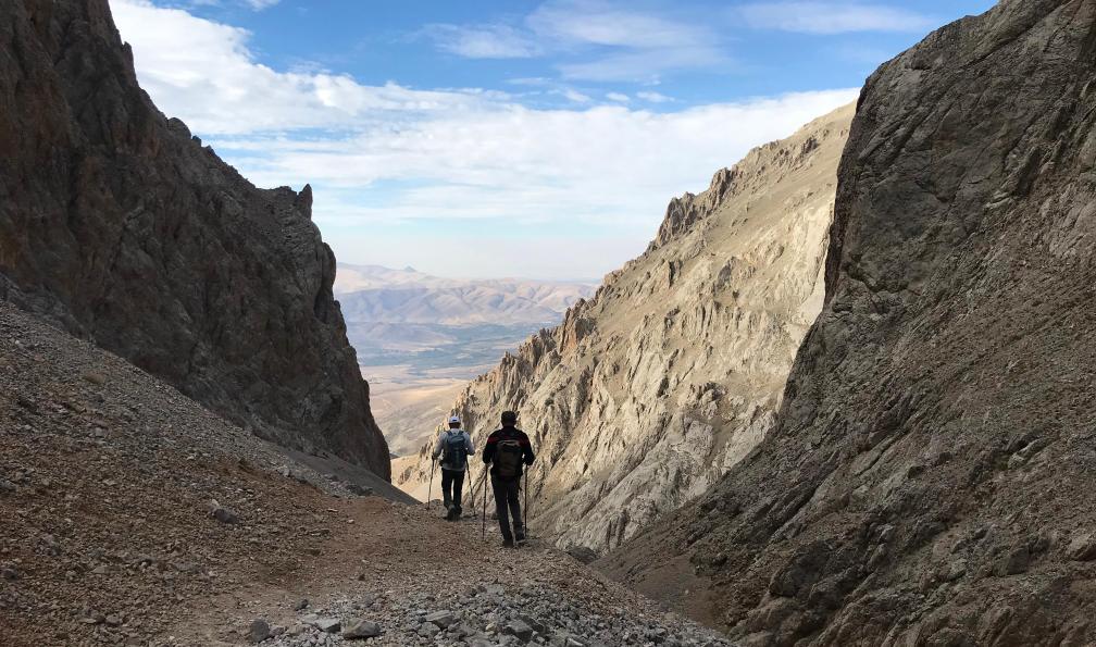 Cenk - Adobe Stock - Randonneurs descendant la vallée de Karayalak dans le parc de montagne Aladaglar à Nigde en Turquie, Taurus - Aux portes du ciel : Cappadoce, Taurus et Ararat - 7