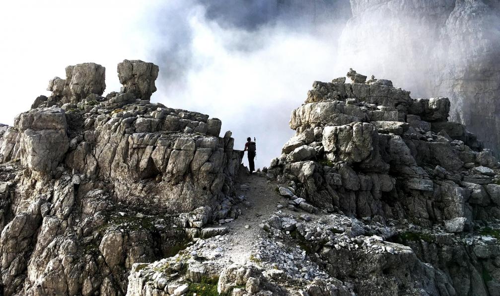 unspash vI9CgY 4lOM -  Randonneur sur un sentier vertige dans le massif de la Brenta, Dolomites, italie - Les cimes magiques de la Brenta - 5