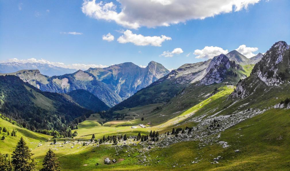Astruc  - Guillaume - Adobe stock - Vue sur un vallon verdoyant dans le massif des Bauges, Alpes, France - Du lac d'Annecy au lac du Bourget à vélo - 3