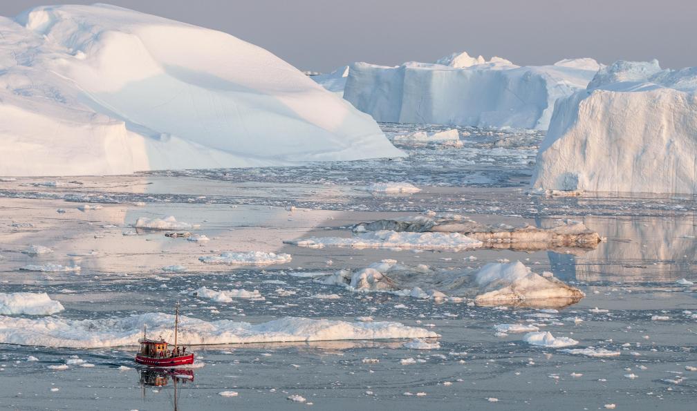 RobertH82 -  istock -  Bateau au milieu des icebergs au Groenland - Glaciers et icebergs de la Baie de Disko  - 3