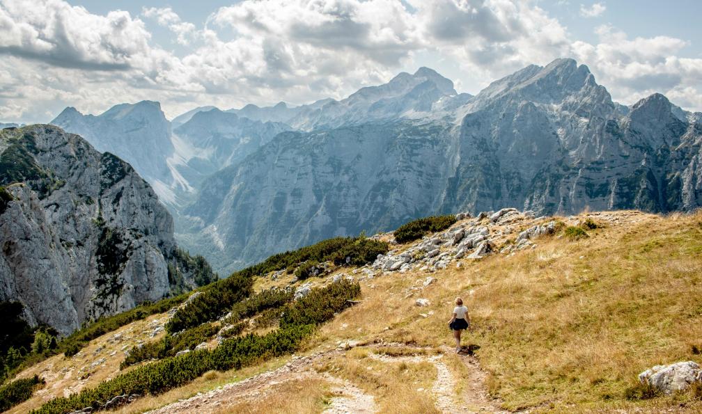 bram-van-geerenstein - Unsplash - Randonneuses au Debela Pec et son beau panorama, Parc national du Triglav, Slovénie - Les incontournables de la Slovénie - 3