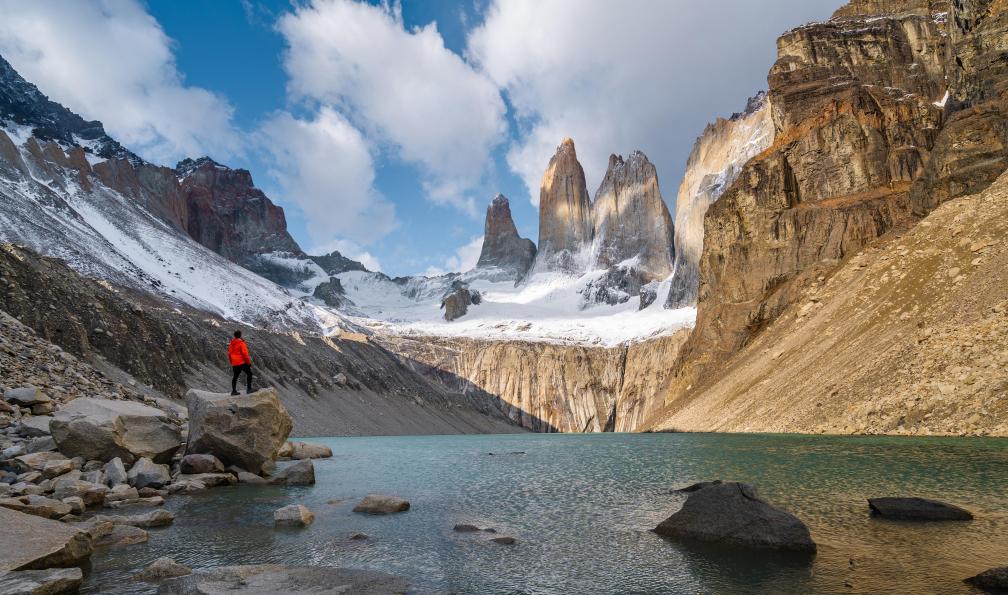 R.M. Nunes - Adobe stock - Randonneur au bord du lac Torre, Torres del Paine, Chili, Patagonie - Aventure ultime : du bout du monde au trek du "o" - 7