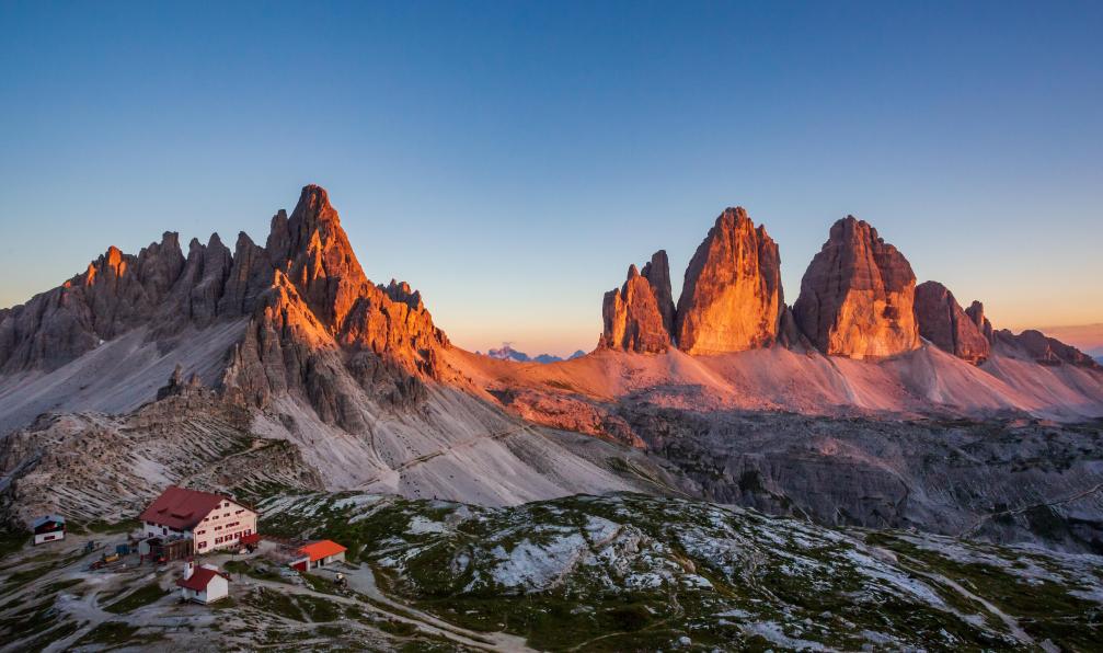 lnichetti - stock.adobe.com - Coucher de soleil au refuge Locatelli, Tre cime di Lavaredo, Alpes, Italie
 - La traversée des Dolomites - 7