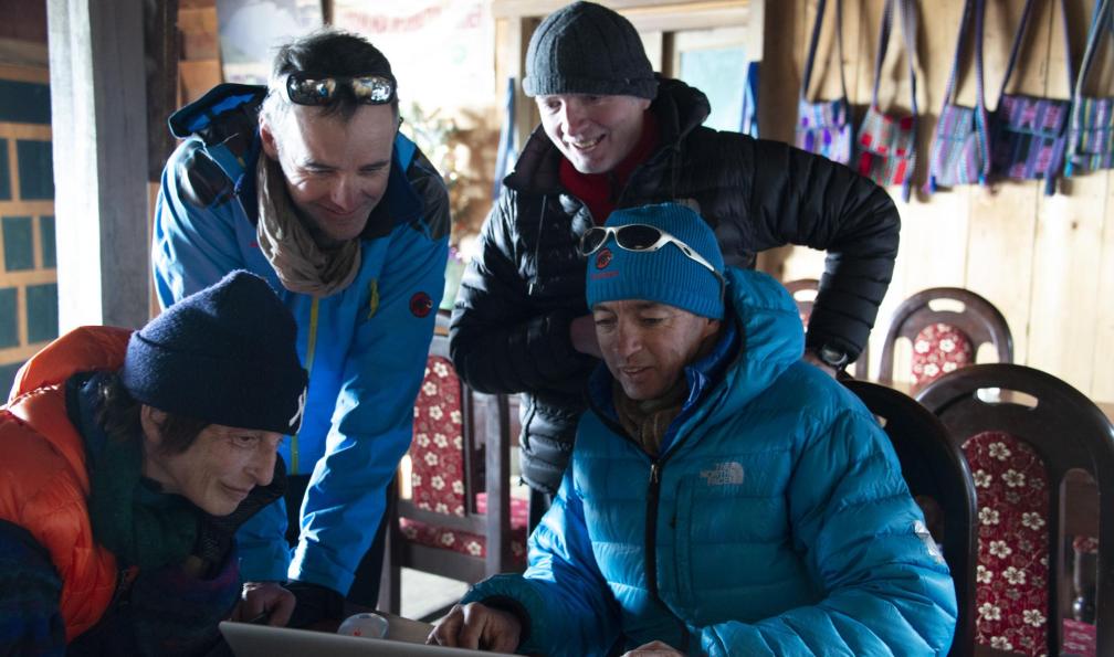 Colonel - Mario - Randonneurs et leur guide regardant des données sur un ordinateur, Himalaya - Voyage photo avec Mario Colonel: le Bhoutan  - 8
