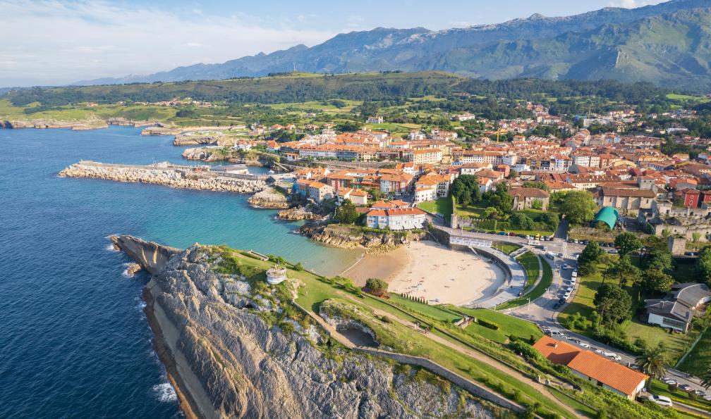 JmR - Adobe Stock - Vue sur la plage et la ville de Llanes, Asturies, Espagne - De la mer aux Picos de Europa - 4
