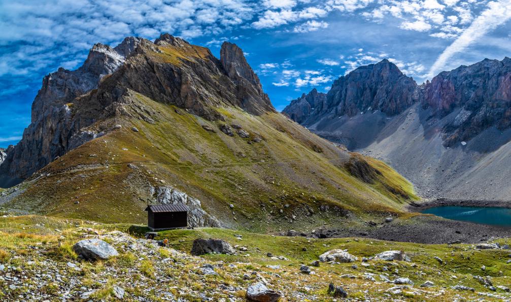 Adobe stock - Paysage avec lac et refuge du Val Maira, Cuneo, Alpes, Italie - Insolite Ubaye - 9