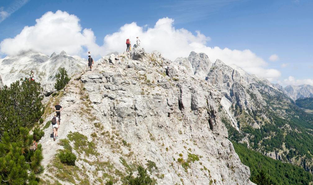 isabela66 - stock.adobe.com - Vue du sommet de Jezerca dans les Alpes albanaises depuis le col de Valbona, Monténégro - Via Dinarica : Monténégro - Albanie - Kosovo - 3