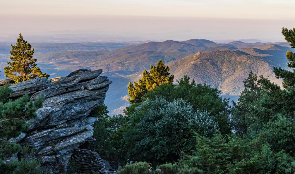 Ldgfr Photos - Adobe stock - Vue au lever du soleil sur l'Hérault et le Parc naturel du Haut-Languedoc, et la Vallée de l'Orb depuis le sommet du Mont Caroux, France - Du lac de Salagou au Caroux - 1