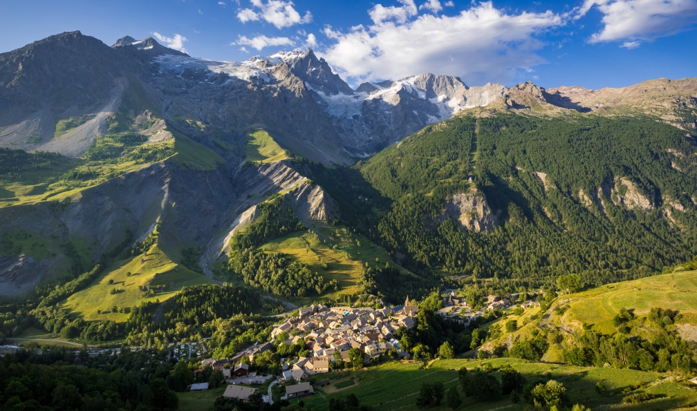 Francois  -  Roux -  Shutterstock -  Village de La Grave avec la Meije et son glacier en fond;France - Le tour des Ecrins - 1