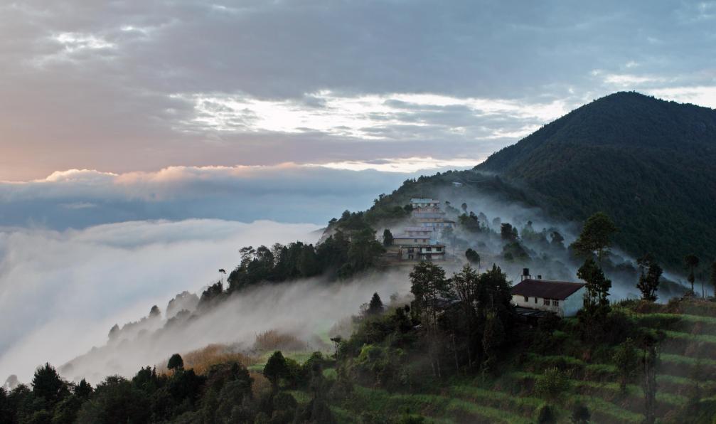 s_a -  Istock -  Village sur une crète dans le Langtang brumeux, Népal - La vallée du Langtang sur mesure - 5
