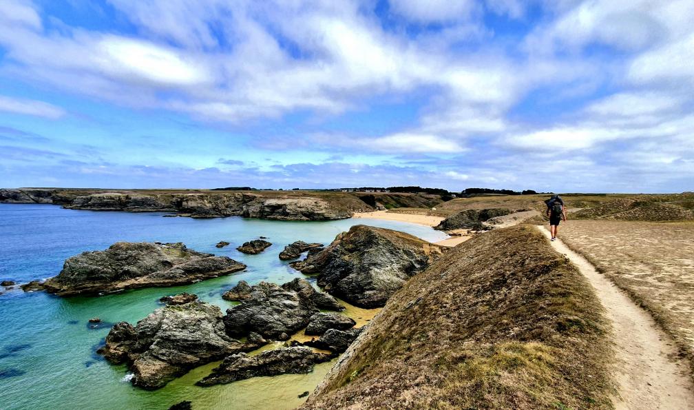 Brua -  Céline -  Istock 1359660102  -  Randonneur à Belle-île en Mer, France - Vélo et rando à Belle-Ile - 6