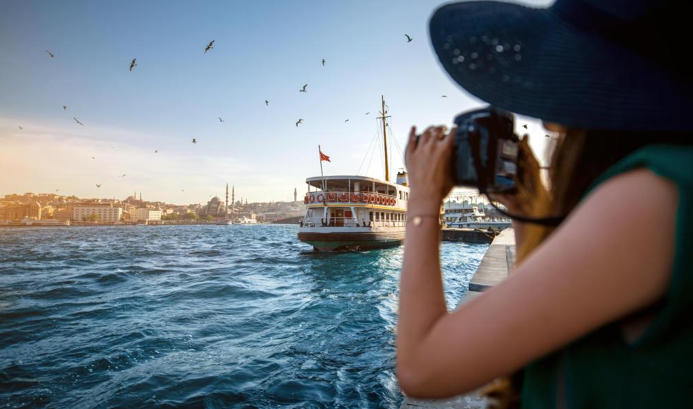 rh2010 - Adobe stock - Femme sur le Bosphore, Istanbul, Turquie - Cappadoce, Lycie, Istanbul : essence de l'Anatolie - 10
