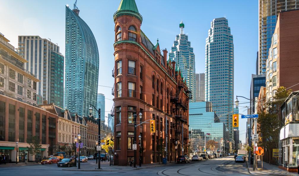 Grandi - Diego - Adobe Stock - Vue sur le centre ville de Toronto et son architecture au Canada.
 - Des chutes du Niagara au Quebec - 2