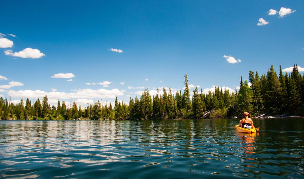 Don - stock.adobe.com - Une femme fait du kayak sur le lac Jenny dans le parc national de Grand Tetons, Etats-Unis - Esprit pionnier : à la conquête de l'Ouest sauvage - 11