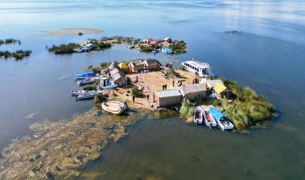 Crétois - Chloé - île flottante des Uros, Lac Titicaca, Pérou - Tour de l'Ausangate et cordillère Blanche - 11