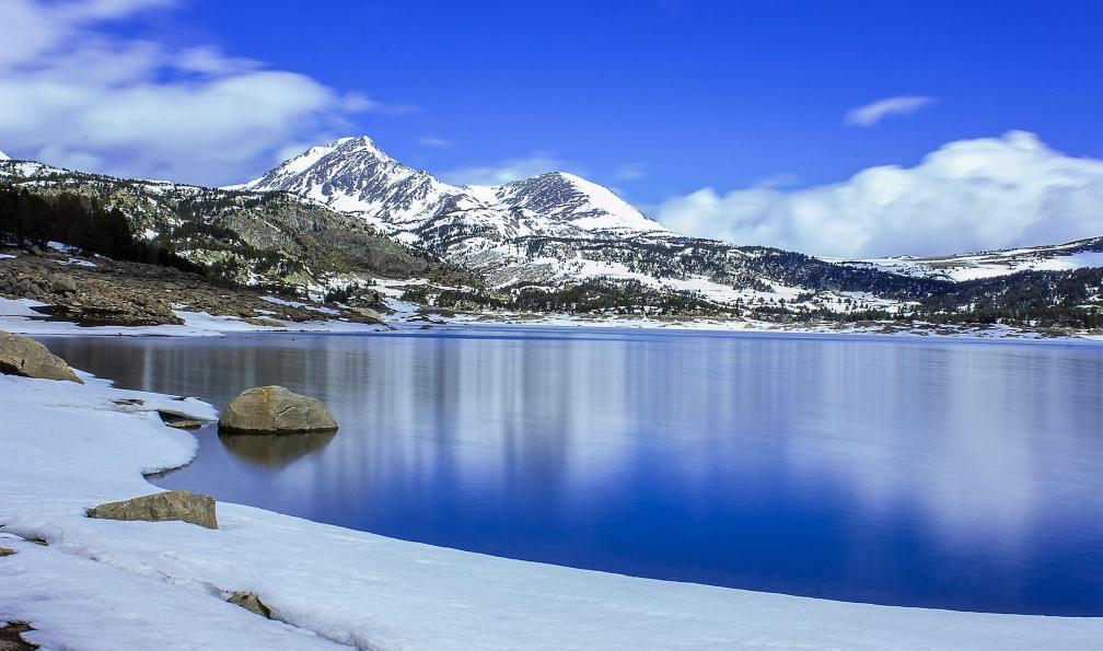 lefalherjeanluc - Adobe stock - Lac de Bouillouses sous la neige, Pyrénées, France - Traversée des Pyrénées catalanes - 2