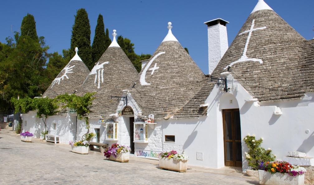 Garioud - Nadège - p - Les trulli d'Alberobello faits de pierre sèches avec leur toit conique et leurs murs blancs, Pouilles, Italie - Villages et splendeurs des Pouilles - 2