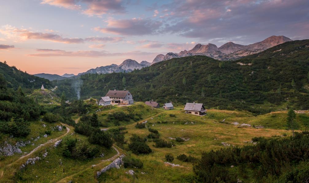 Ales  -  Krivec -  Shutterstock -  Refuge sur le plateaude Komna;Slovénie - Lacs et montagnes de Slovénie  - 7