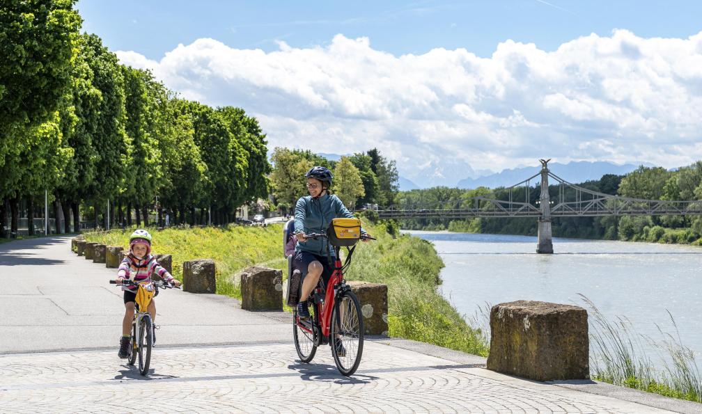 Eurobike - Mère et son enfant faisant du vélo le long d'une rivière, Autriche - Vélo en famille au coeur des lacs de Salzbourg - 2