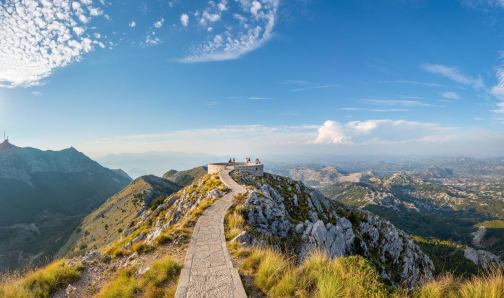 Csorba - Gergo - stock.adobe.com - Randonneurs sur le site de Lovcen, Monténégro - Le grand tour du Monténégro - 2