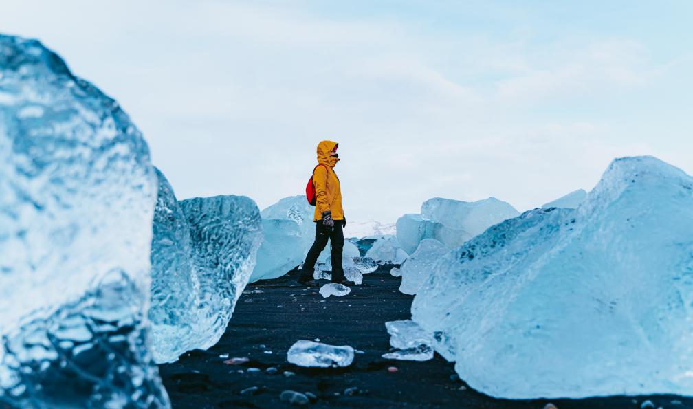a - Adobe stock - Randonneuse au milieu des blocs de glace échoué sur la plage de Diamond beach, Islande - Le tour du pays de feu - 7