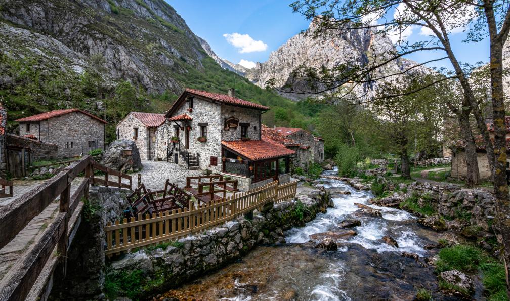 Valentin - Adobe Stock - Village typique avec rivière, Bulnes, Picos de Europa, Espagne - De la mer aux Picos de Europa - 12