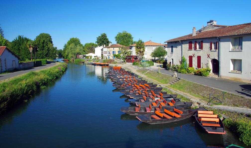 savoieleysse - stock.adobe.com - La ville de Coulon et ses barques, France - La Vélo Francette en famille à vélo - 3