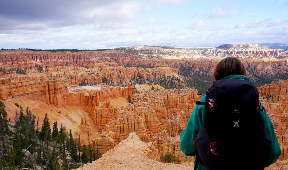 Desplanches - Elise - Enfant depuis le point de vue panoramique Bryce Point, Parc National de Bryce Canyon, Utah, USA - L'Ouest américain en famille - 2