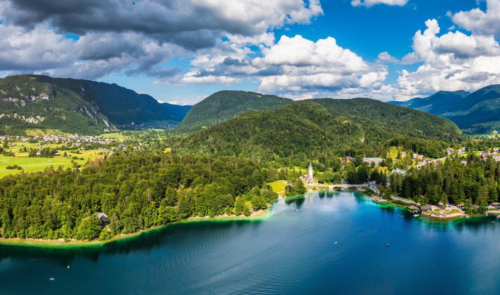 Daliu - stock.adobe.com - Vue aérienne du lac Bohinj dans les Alpes juliennes, Parc national du Triglav, Alpes juliennes, Slovénie - Des Alpes Juliennes à l'Adriatique - 2