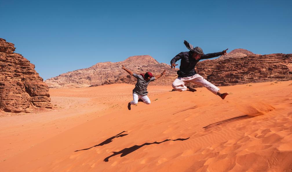 kevin charit -  Unsplash -  Saut dans le désert de Wadi Rum; Jordanie - Du désert pourpre à Pétra l'intemporelle - 4