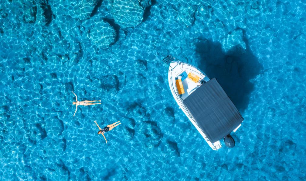 den-belitsky - Adobe Stock - Petit bateau à moteur avec une famille qui se baigne, Oludeniz, Turquie
 - En famille le bonheur c'est Lycie - 7