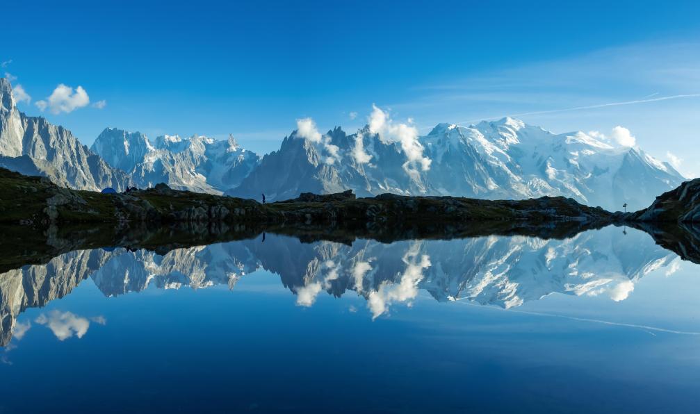 sanderstock 227972676 - Adobe stock - Lac des Cheserys avec vue sur le Mont Blanc, Alpes, France - Le tour du Mont-Blanc confort - 2