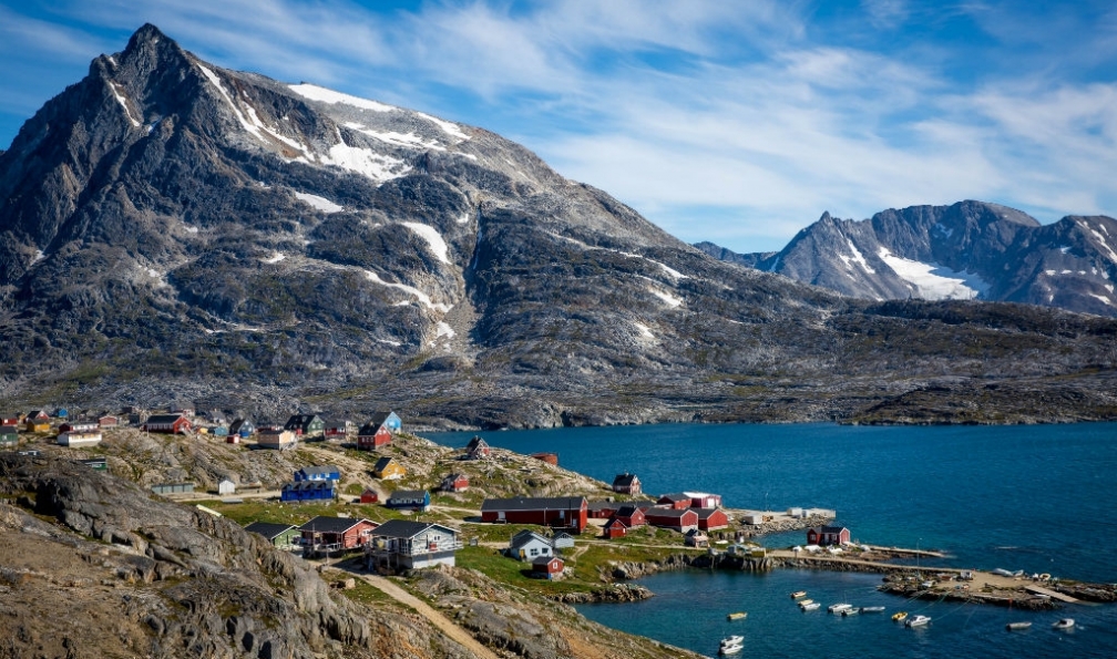Arctic Hiking -  Gunilla Lindh -  Village cotier dans un fjord au pied des montagnes;Groenland
ATTENTION UTILISATION UNIQUEMENT POUR LES CIRCUITS T6IB, T61V, T63P - Trek en terre Inuit - 1