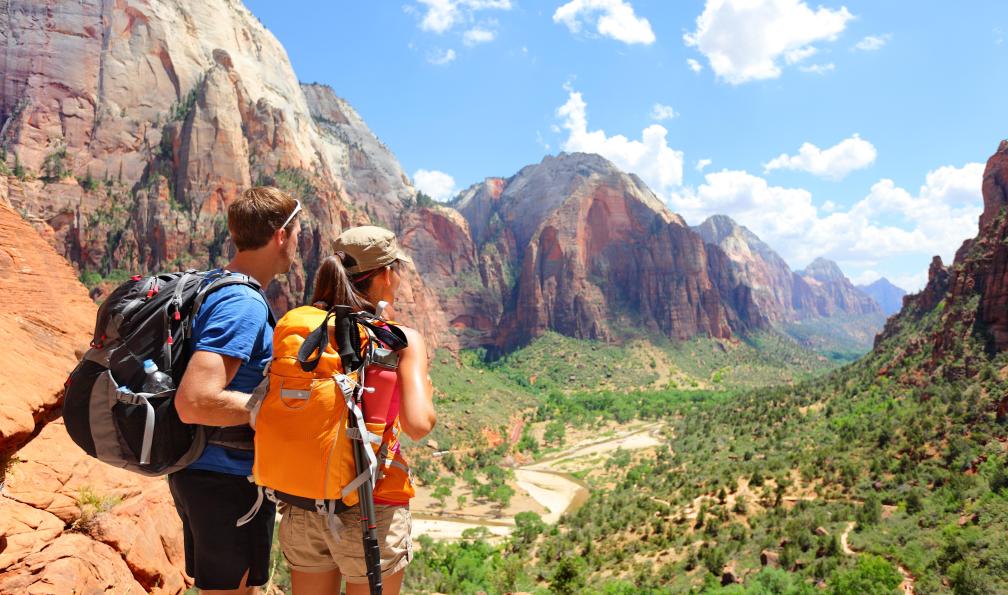 Maridav - Adobe Stock - Couple de randonneurs admirant Zion, National Park, USA, Etats Unis - Mon roadtrip américain - 1