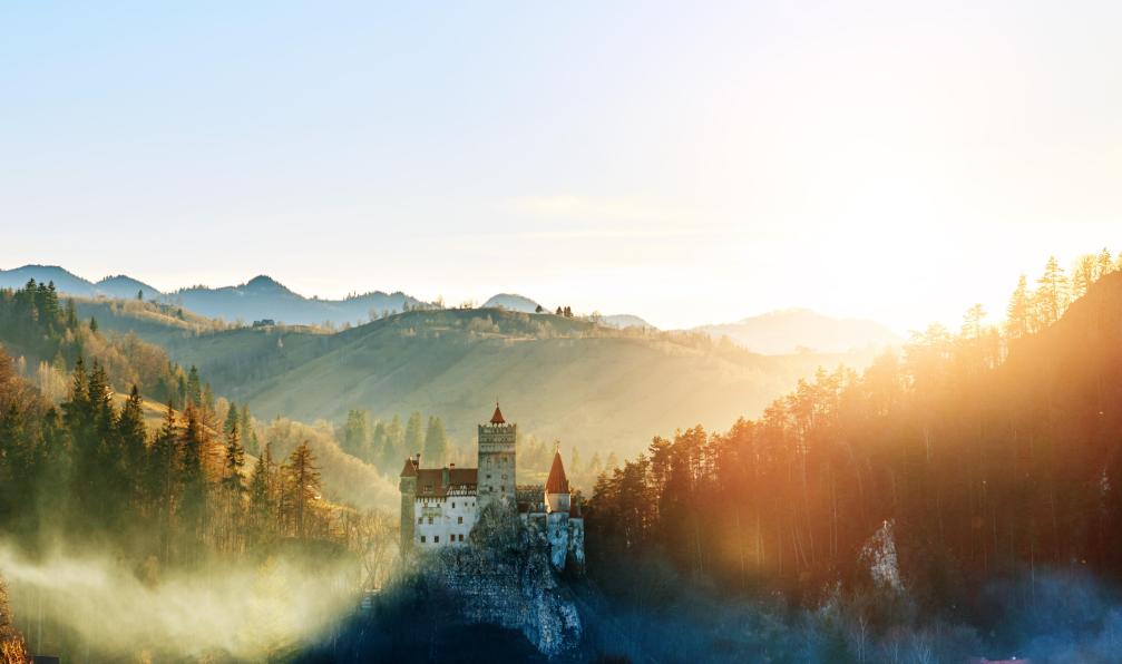 stock_colors -  Istock -  Château de Bran au coucher du soleil;Roumanie - Sur les sentiers des Carpates de Transylvanie - 10