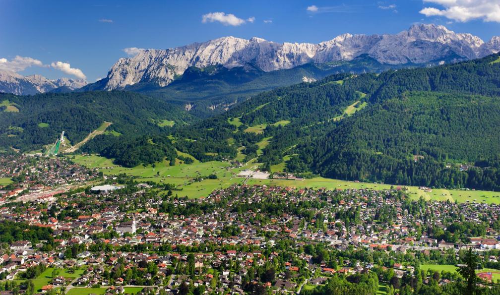filmfoto -  istock -  Ville de Garmisch-Partenkirchen en Allemagne - Des lacs bavarois à la Zugspitze - 1