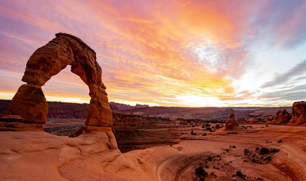 tom-gainor - Unsplash - Arch viewpoint au coucher du soleil, USA - Les parcs mythiques de l'Ouest Américain - 4