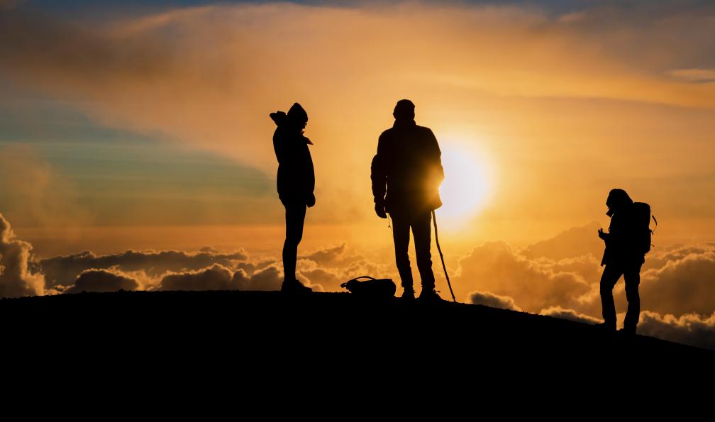 Fernanda - Adobe stock - Silouhettes de randonneurs au sommet du volcan Acatenango, Guatemala - La symphonie volcanique guatémaltèque - 13
