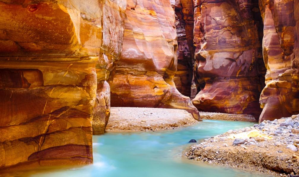 Michael - stock.adobe.com - Canyon à Wadi Mujib, rocher et rivière colorés,  Jordanie - Canyons verdoyants, cité rose et voûte céleste  - 5