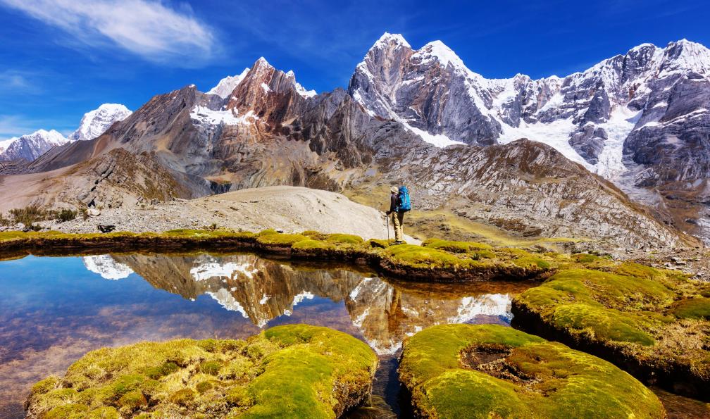 Andrushko  -  Galyna -  Adobe stock 179561778 -  Randonneur dans Huayhuash admirant les montagnes de la Cordillère Blanche au Pérou - De l'Ausangate à la cordillère Blanche - 9