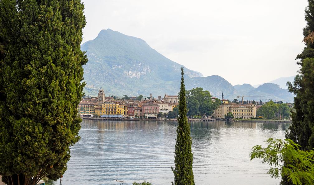 Eurfofun - Vue sur la commune de Riva et ses cyprès au bord du lac de Garde en Italie. - Le tour du lac de Garde à vélo - 6