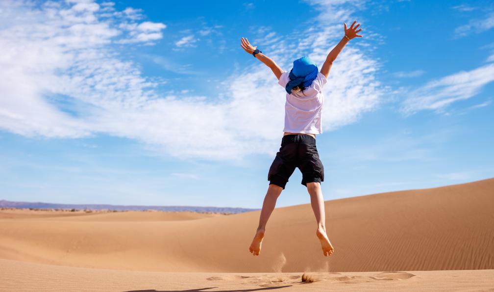 M.studio - Adobe stock - Enfant sautant dans les dunes du Sahara, Maroc - Nomades du désert - 6