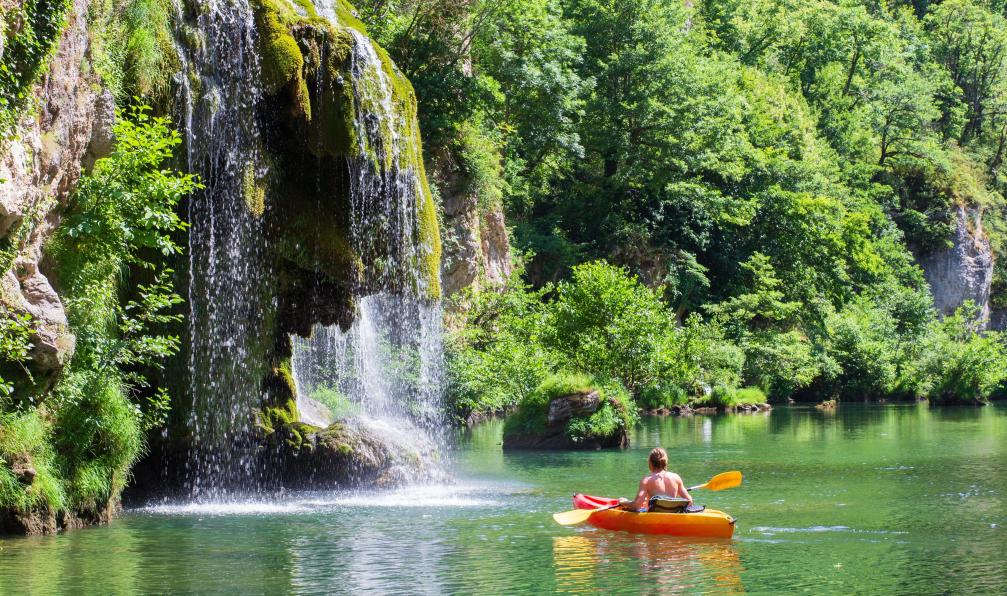 Mobilo - Willy - shutterstock - Canoë et cascade du village de Saint-Chély-du-Tarn dans la vallée du Tarn, France - Rando-Canoë dans les gorges du Tarn - 10