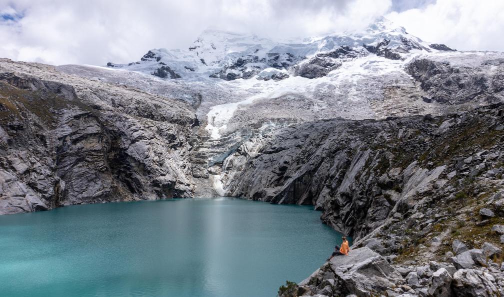Julie - Adobe Stock - Randonneur admirant le glacier depuis la Laguna 513, Cordillère Blanche, Pérou - Tour de l'Ausangate et cordillère Blanche - 15