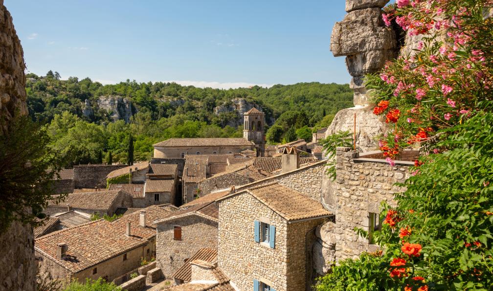 TKphotography64 -  Istock -  Vue fantastique sur un gros rocher et les vieilles maisons dans le village de Labeaume en Ardèche;France - Ardèche : pays de caractère - 11