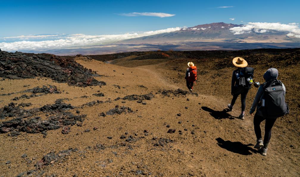 Eric - Adobe stock - Randonneurs sur un volcan d'Hawaï - Hawaii, les montagnes de feu - 3