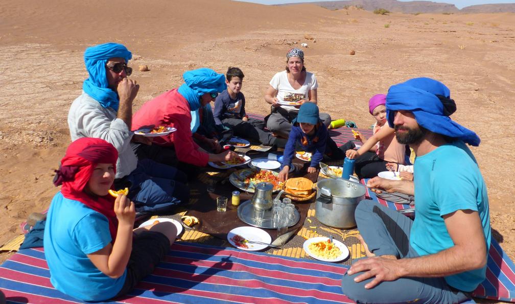 Pellotier -  Christelle -  Déjeuner en famille avec les guides dans le reg Essahel, Maroc - Le petit prince - 2