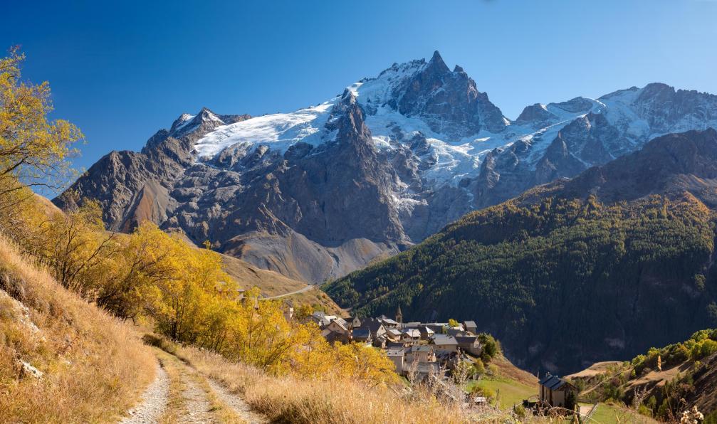 Roux - Francois - Shutterstock - Le massif du parc national des Écrins avec le village de Chazelet face au pic de La Meije et au glacier en automne. Hautes-Alpes, France - Les panoramas de la Meije - 8